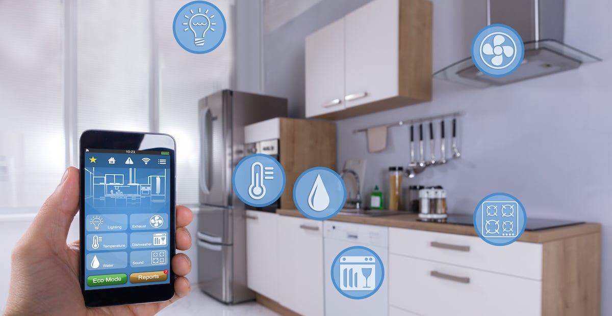 smart-home-demonstrate-man-holding-phone
