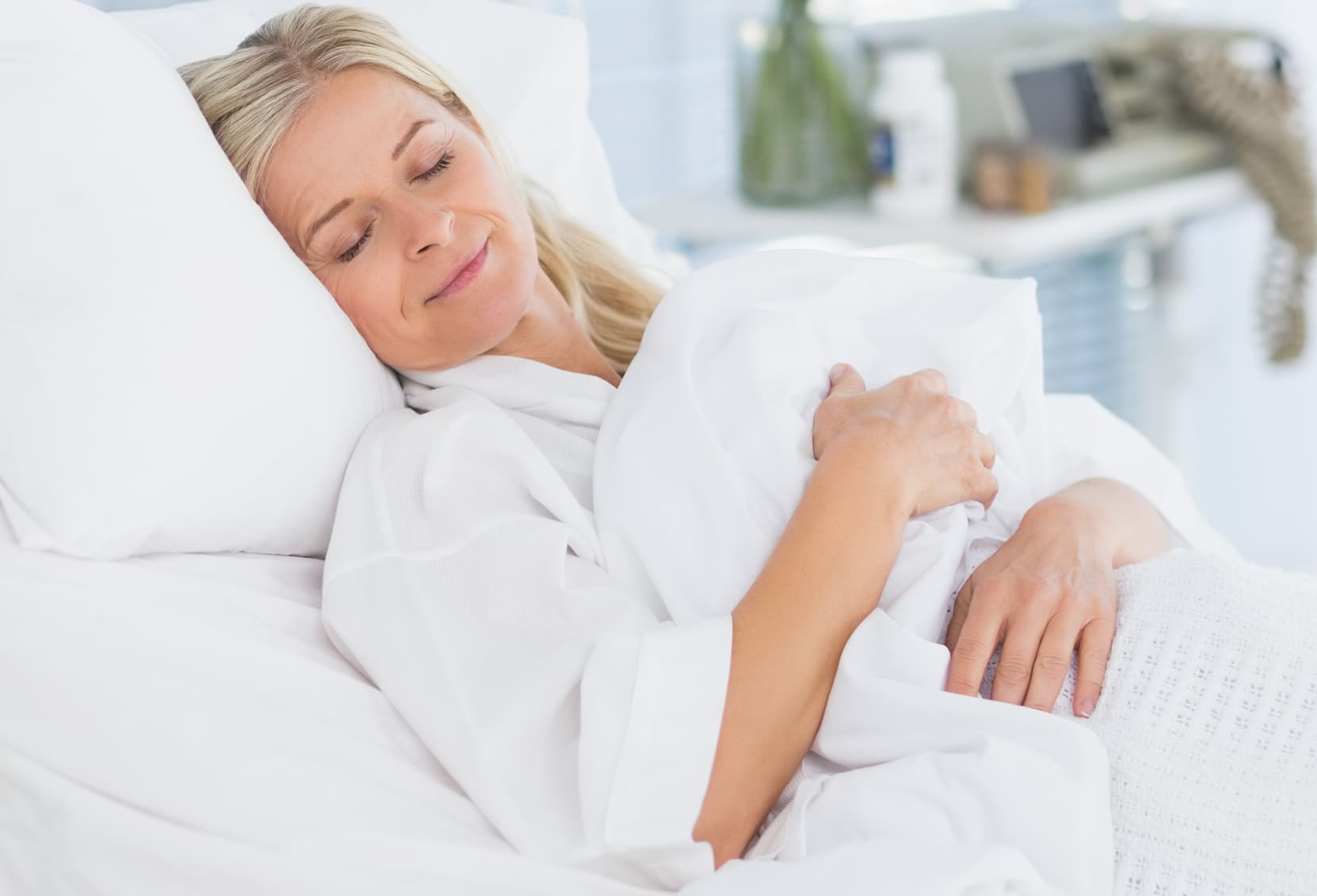woman-sleeping-in-solid-white-bedroom